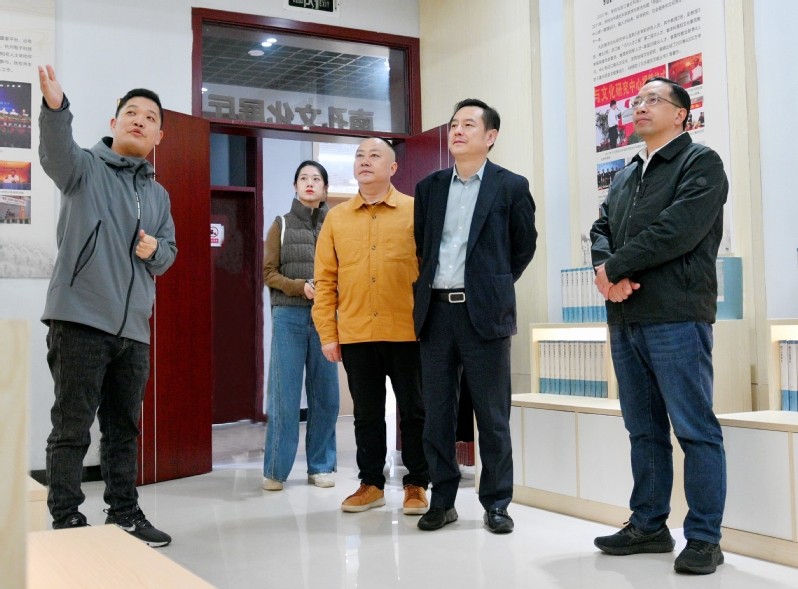 中国当代著名书画家陈忠洲来校调研.jpg